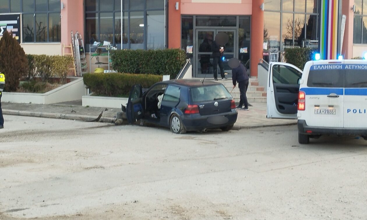 Τροχαίο στη Λάρισα: Αυτοκίνητο «καρφώθηκε» σε πεζοδρόμιο – Στο νοσοκομείο ο 36χρονος οδηγός
