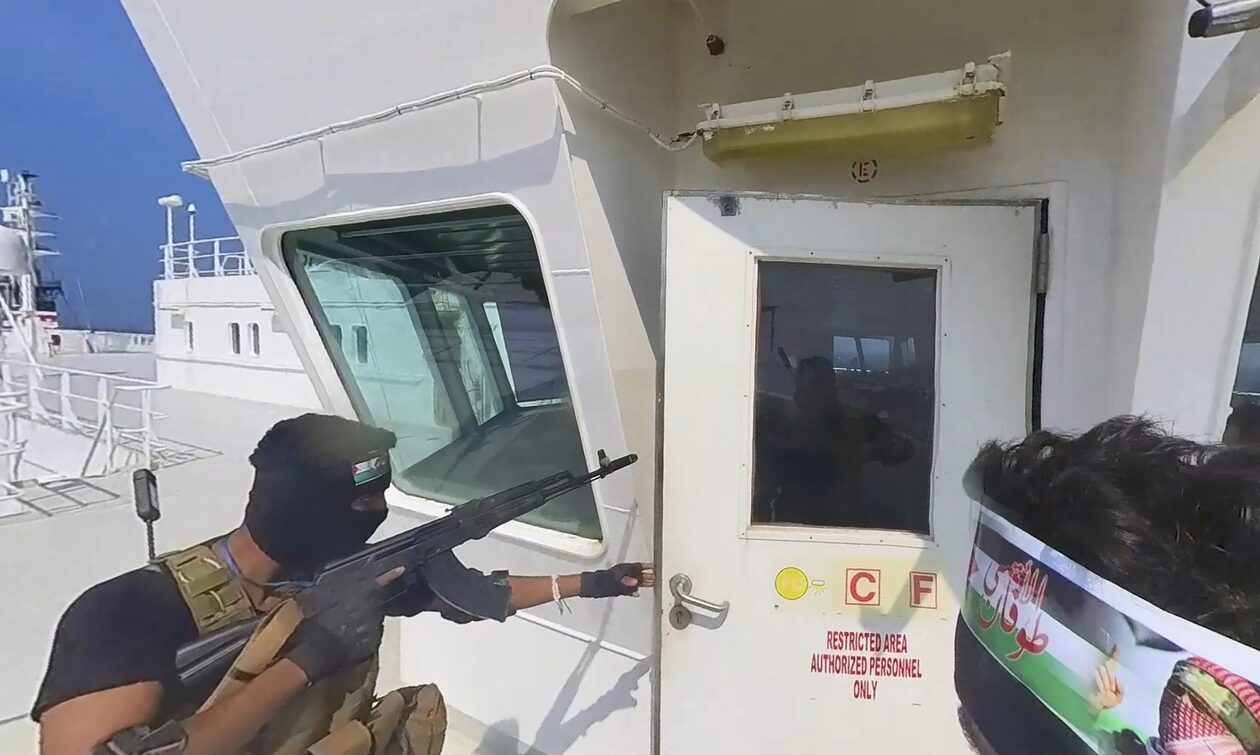Ευρθρά Θάλασσα: Τα σήματα που εκπέμπουν τα φορτηγά πλοία για να αποτρέψουν τους πειρατές Χούθι