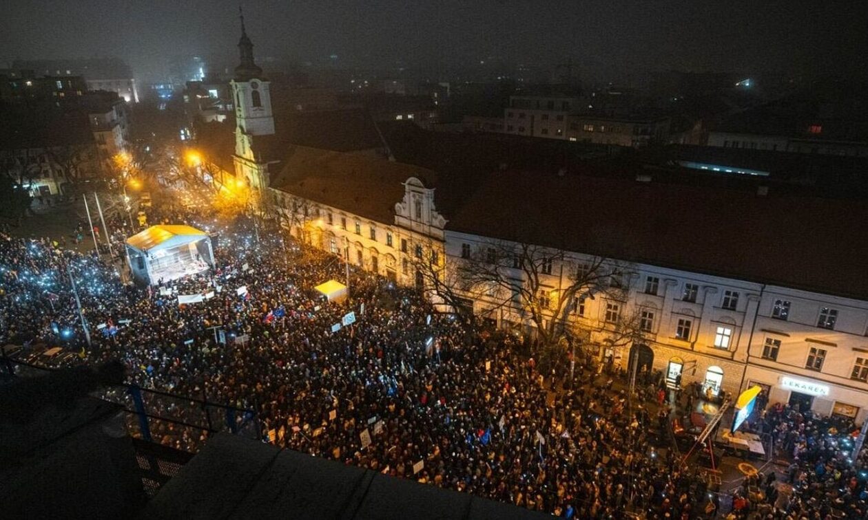 Σλοβακία: Μαζικές διαδηλώσεις για τη μεταρρύθμιση του ποινικού κώδικα - «Μην αγγίζετε τη δημοκρατία»