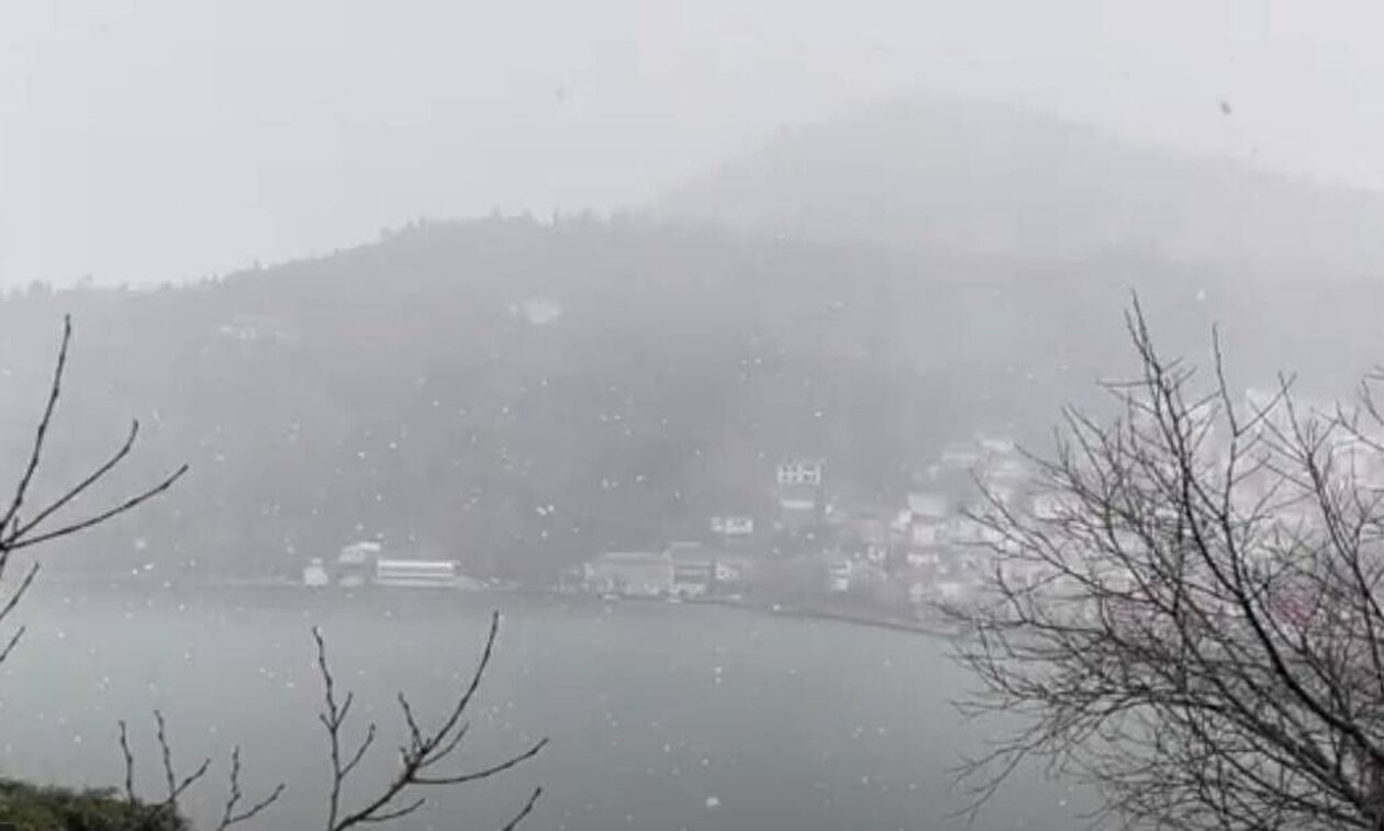 Καιρός: «Πέπλο» χιονιού καλύπτει την Καστοριά - Νέα επιδείνωση τις επόμενες ώρες