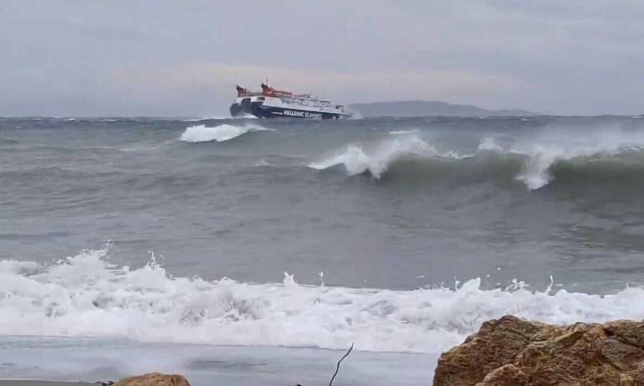 Σκόπελος: Το Skiathos Express «παλεύει» με τα κύματα έξω από το λιμάνι - Βίντεο που κόβει την ανάσα