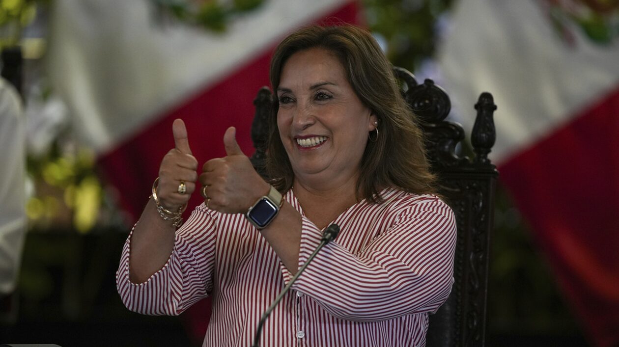 Περού Eπίθεση από δυο γυναίκες δέχθηκε η πρόεδρος της χώρας σε επίσημη εκδήλωση