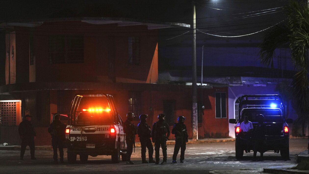 Μεξικό: Kάτοικοι χωριού σε αμόκ λιντσάρισαν αστυνομικούς μετά την δολοφονία νεαρού