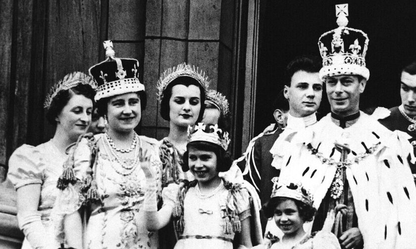 O βασιλιάς Γεώργιος ΣΤ και η 11χρονη κόρη του Ελισάβετ (στο κέντρο) το 1932