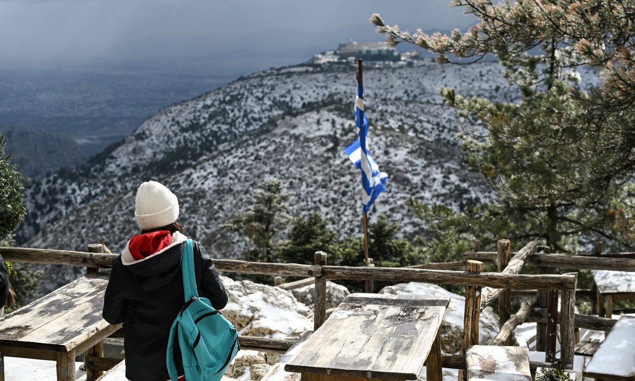 Πάρνηθα: Το «έστρωσε» για τα καλά - Πήγαν για χιονοπόλεμο οι Αθηναίοι (photos)