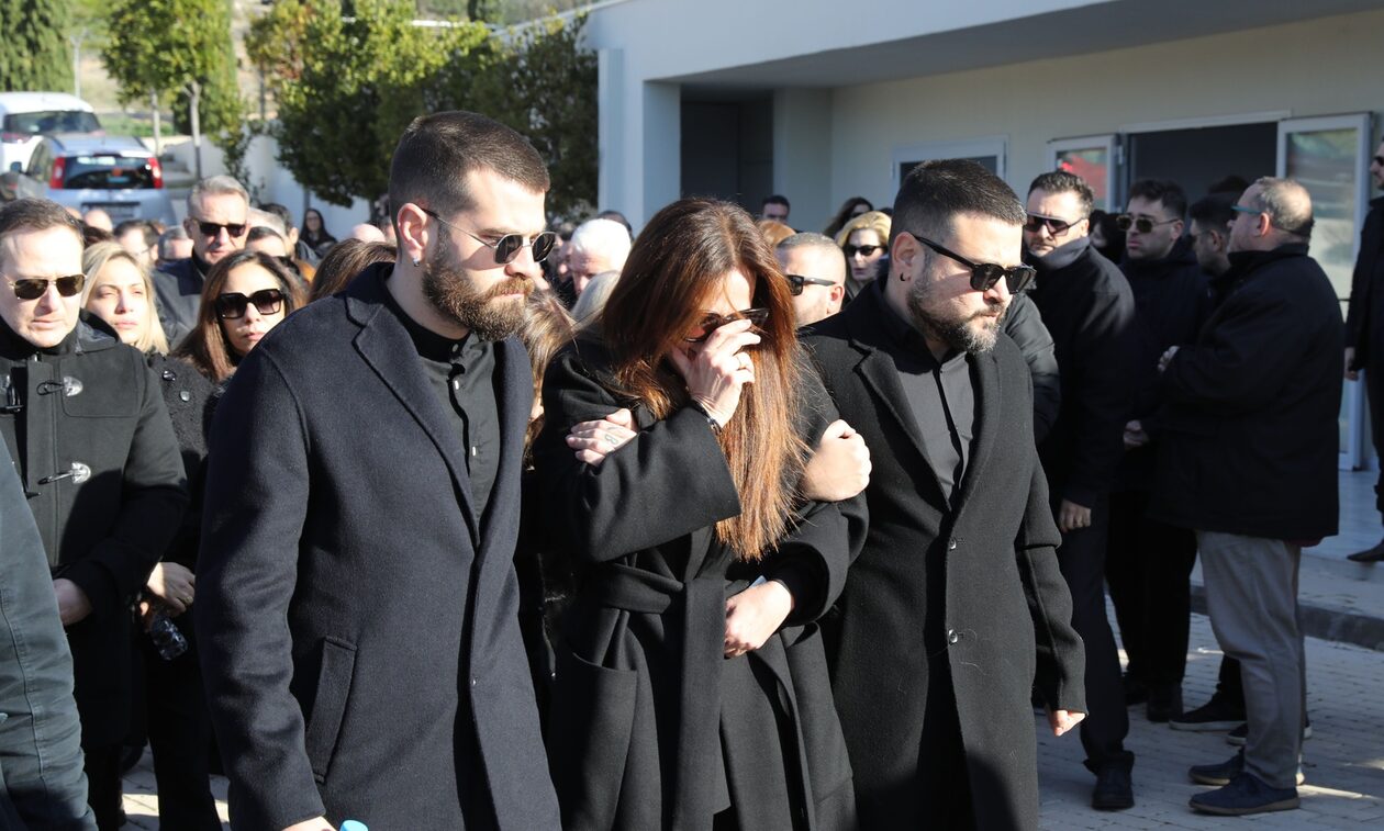 Χάρης Κωστόπουλος: Σε κλίμα οδύνης η κηδεία του - Πλήθος κόσμου για το τελευταίο «αντίο»