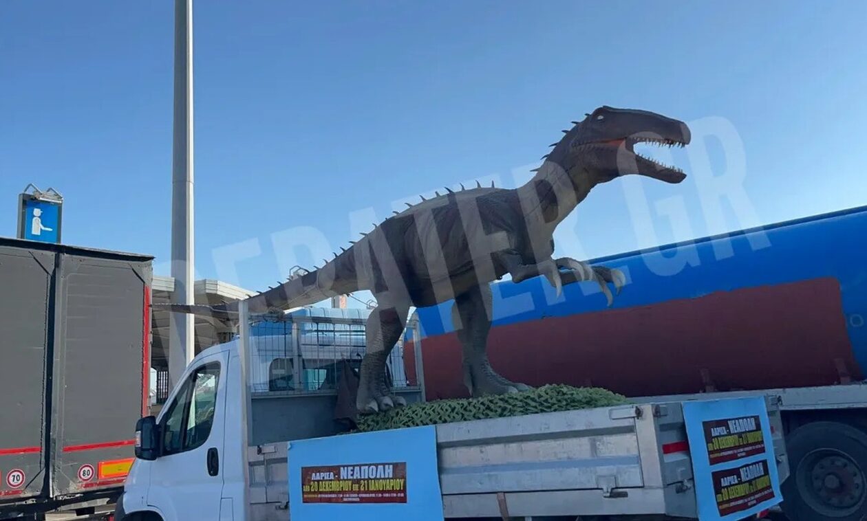 Δεινόσαυρος εμφανίστηκε στην Αττική οδό! Το περίεργο άρμα που εντυπωσίασε τους οδηγούς
