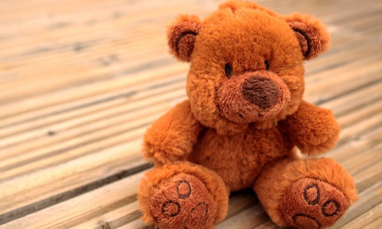 Θεσσαλονίκη: Τι είπε η 26χρονη που είχε βάλει κοριό στο λούτρινο αρκουδάκι της 2χρονης κόρης της