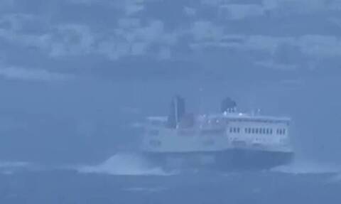 Το Andros Queen «δίνει μάχη» με τα κύματα έξω από το λιμάνι της Τήνου