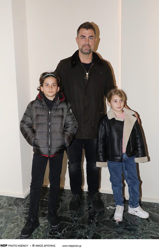 O Στέλιος Χανταμπάκης με τα παιδιά του