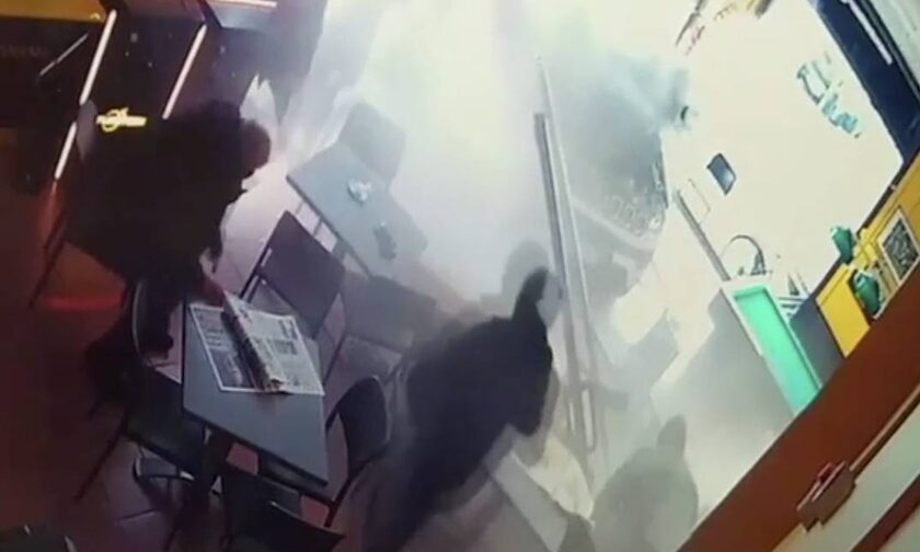 Ιταλία: Σοκαριστικό τροχαίο στο Τορίνο - Αμάξι καρφώθηκε σε καφετέρια και εκσφενδόνισε πελάτη