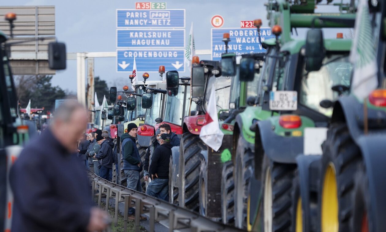 ΕΕ: Σε πόλεμο με τους «τεχνοκράτες» των Βρυξελλών οι αγρότες με...τρακτέρ, κοπριά και συνθήματα