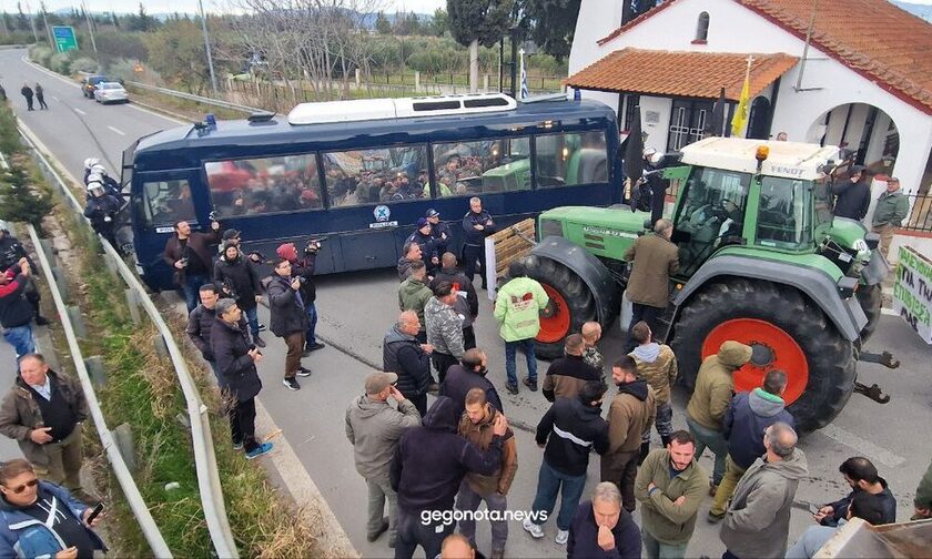 Αγρότες: Νέα ένταση με αστυνομικούς στον Αλμυρό - Κλιμακώνονται οι κινητοποιήσεις