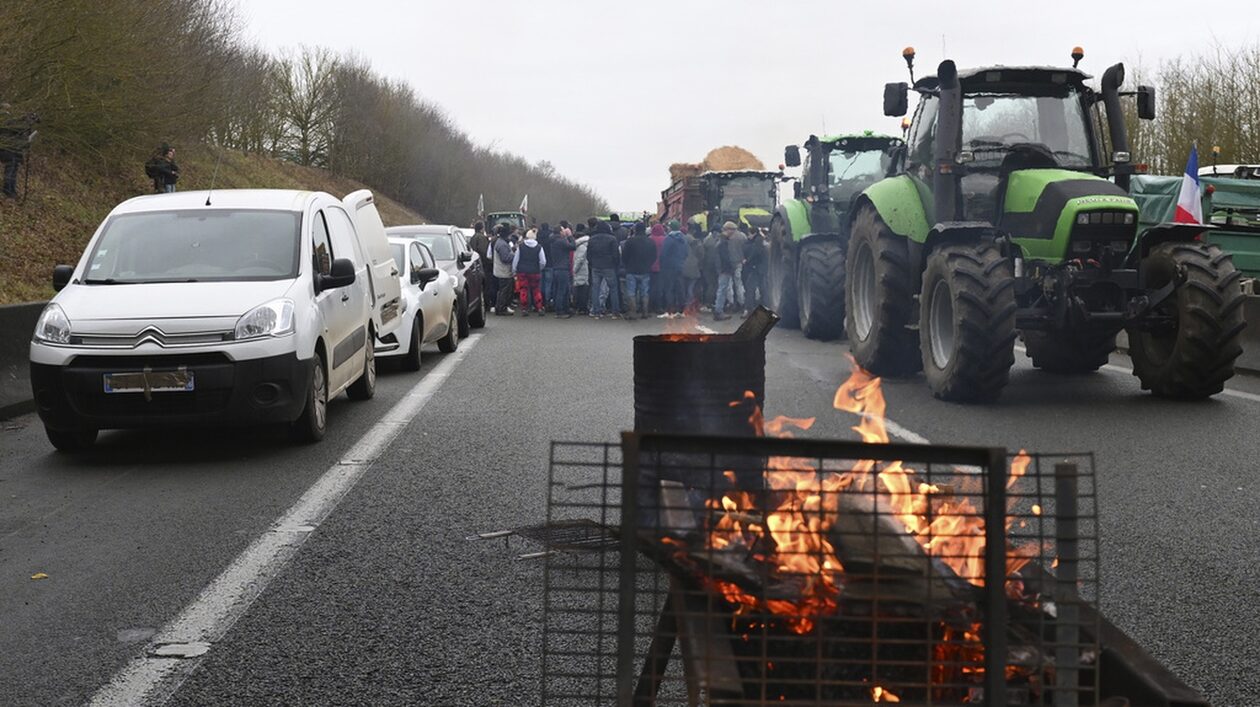 Γάλλοι αγρότες βαδίζουν προς το Παρίσι: Απέκλεισαν δρόμους και πέταξαν προϊόντα