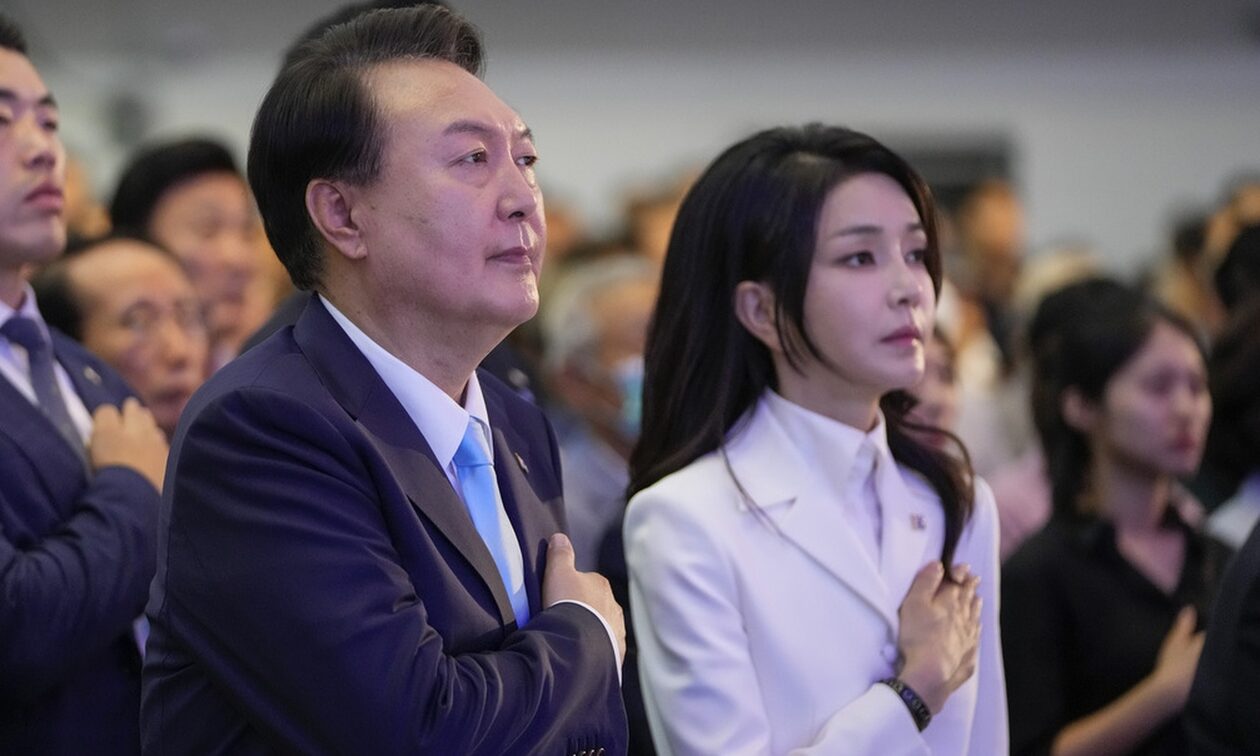 Νότια Κορέα: Τα σκάνδαλα της πρώτης κυρίας, η πανάκριβη τσάντα Dior και οι κρίσιμες εκλογές