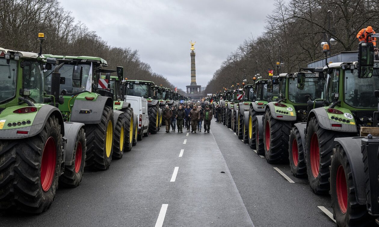 Τα τρακτέρ «οργώνουν» την ΕΕ εν οψει Ευρωεκλογών - «Φτάνει πια» λένε οι αγρότες στους «τεχνοκράτες»