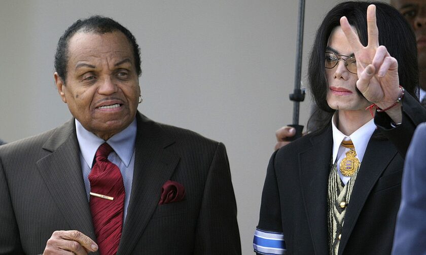 O Μάικλ Τζάκσον με τον πατέρα του Τζο, το 2005
