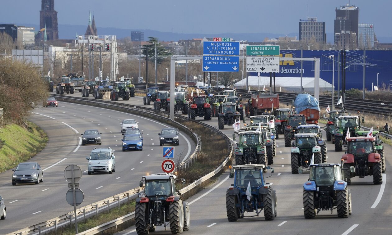Γαλλία: Οργή των αγροτών - Στήνουν μπλόκα σε όλο το Παρίσι, σε κλοιό και παραλιακό σπίτι του Μακρόν