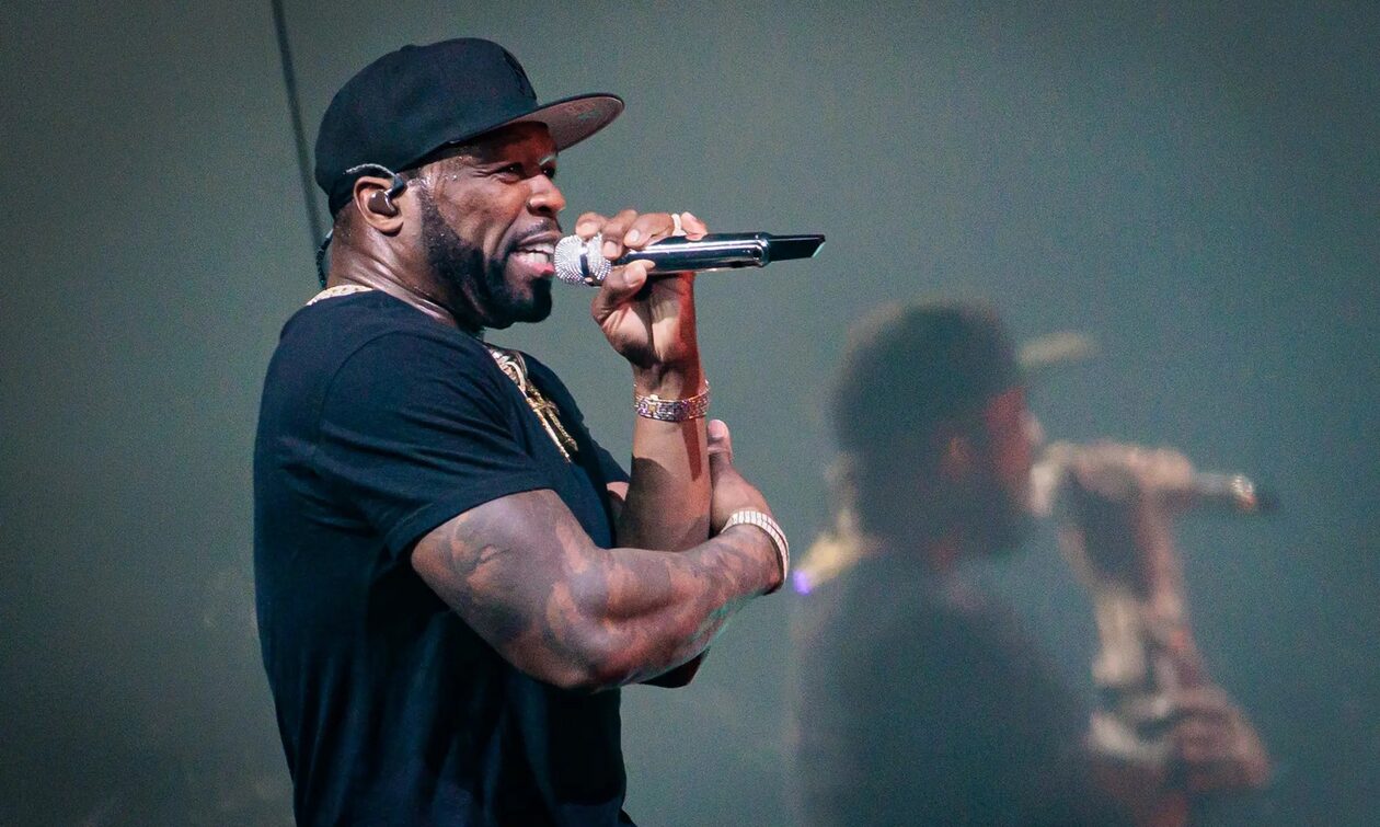 Μπελάδες για τον 50 Cent: Η γυναίκα που τραυματίστηκε από μικρόφωνο που πέταξε ο ράπερ, τον μηνύει
