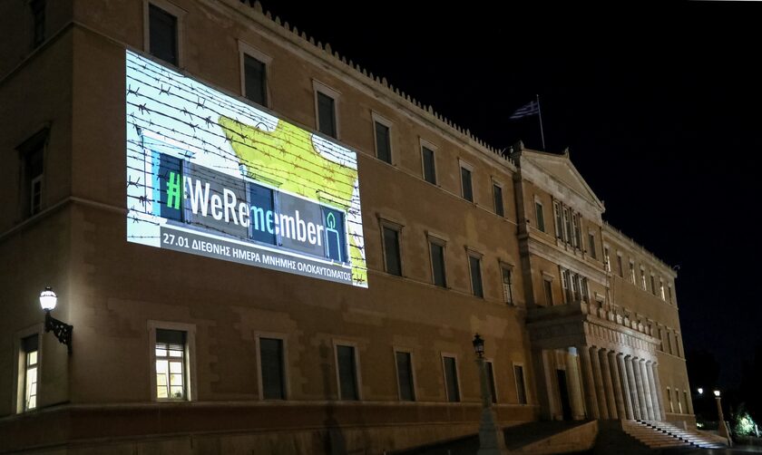 Βουλή: Φωταγωγήθηκε για τη Διεθνή Ημέρα Μνήμης των Θυμάτων του Ολοκαυτώματος