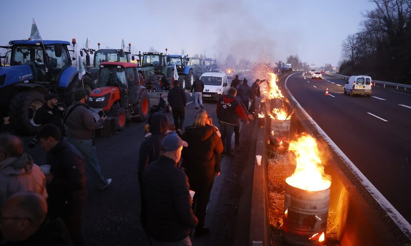 Γαλλία: Ανυποχώρητοι οι αγρότες - Δεν «έπεισαν» τα μέτρα της κυβέρνησης Μακρόν