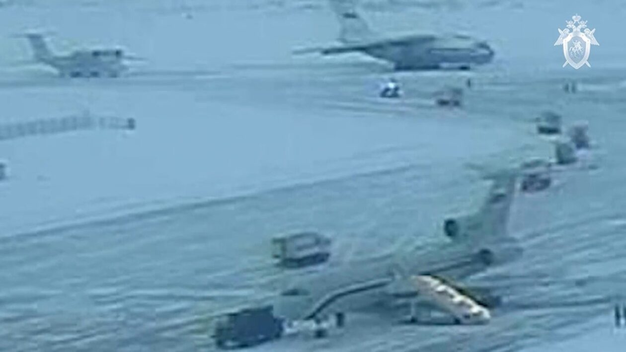 Βίντεο δείχνει Ουκρανούς αιχμαλώτους να επιβιβάζονται σε ρωσικό αεροπλάνο που καταρρίφθηκε