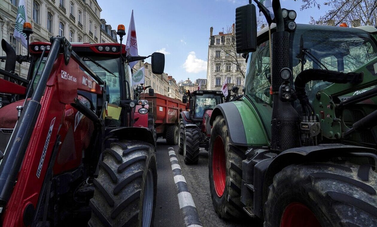 Χάος στη Γαλλία: Οι αγρότες περικύκλωναν το Παρίσι - Απειλούν να μπουν με τα τρακτέρ στην πρωτεύουσα