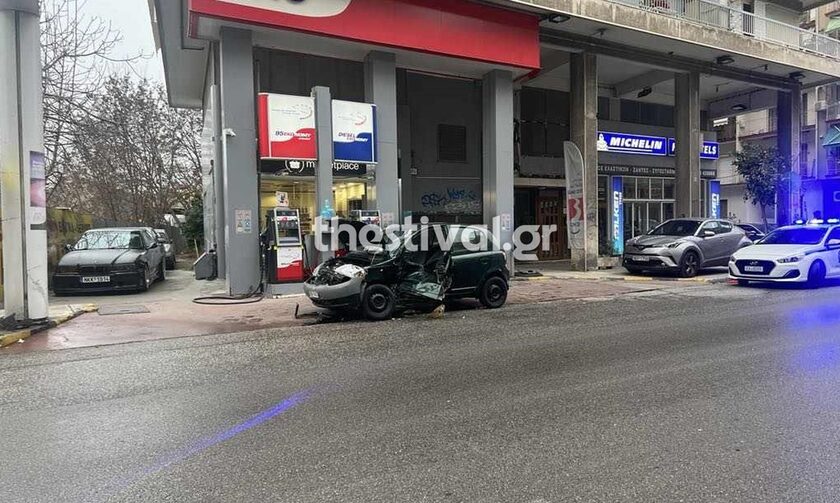 Θεσσαλονίκη: Δύο τραυματίες σε τροχαίο - Έπεσε πάνω σε έξι σταθμευμένα αυτοκίνητα