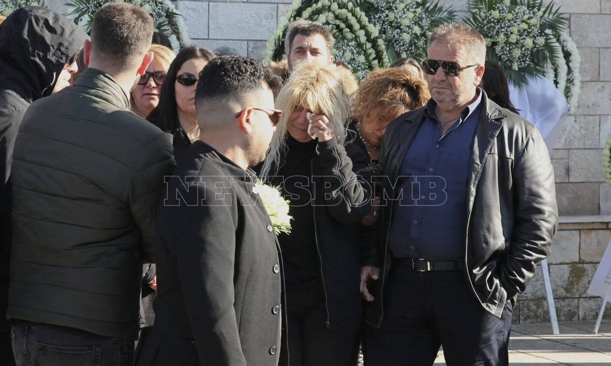 Μεσολόγγι: «Καρδιά μου πού είσαι;» - Σπάραξε η μητέρα του Μπάμπη Κούτσικου στην κηδεία του