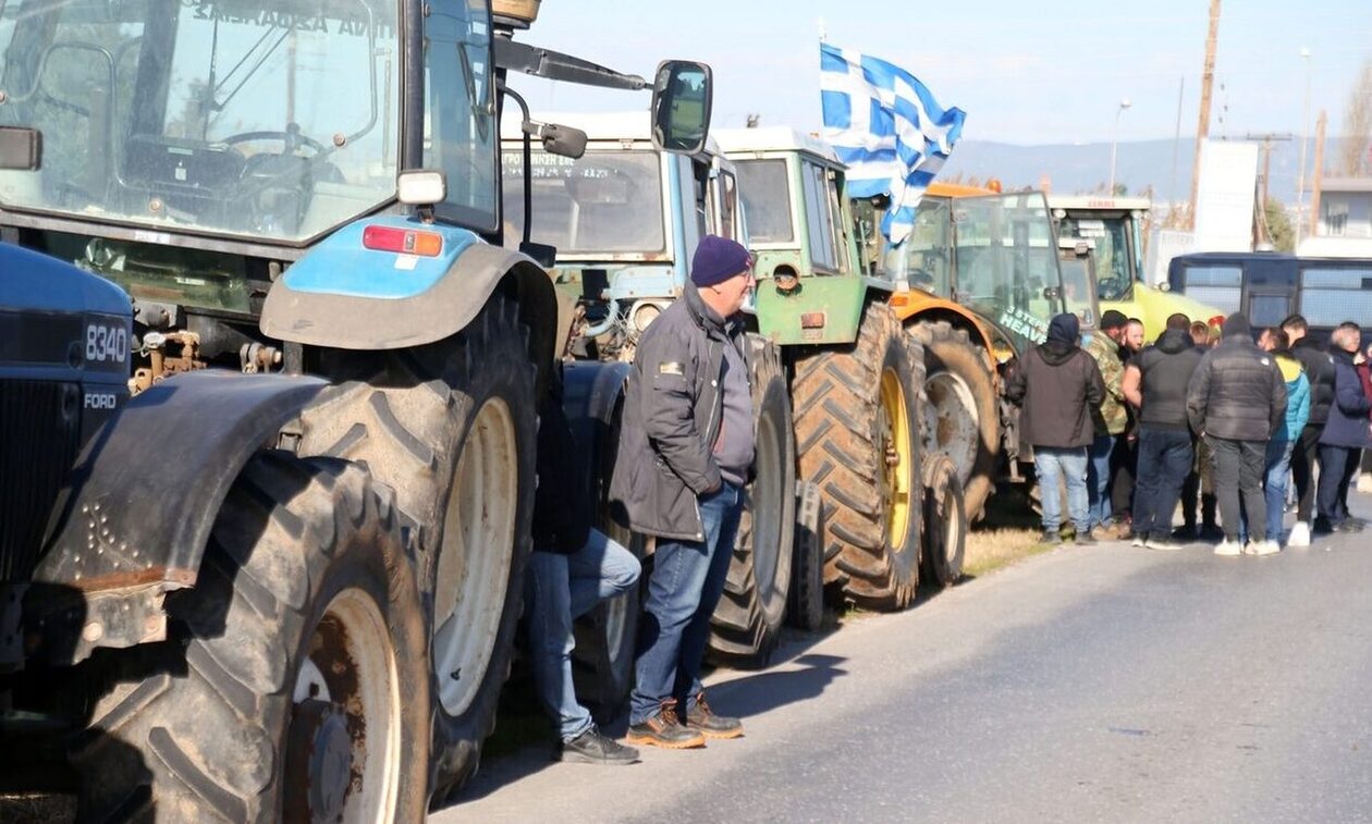Παραμένουν στα μπλόκα οι αγρότες και κλιμακώνουν τις κινητοποιήσεις τους - Σύσκεψη στο Μαξίμου