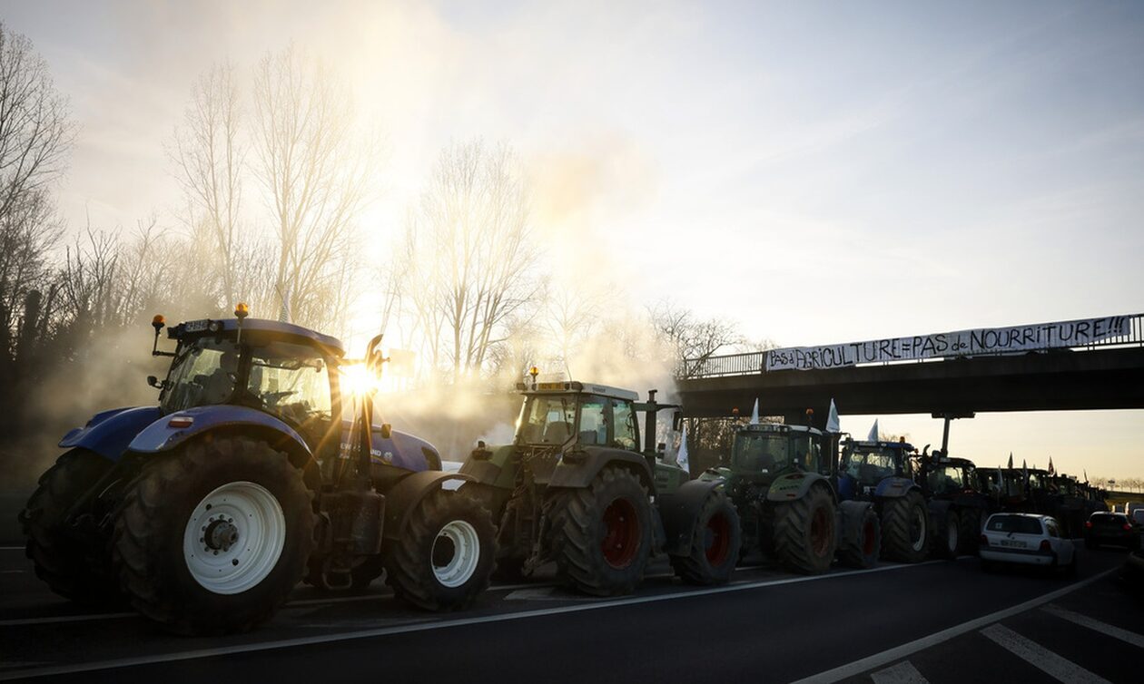 Γαλλία: Σε «πολιορκία» το Παρίσι από τα μπλόκα των αγροτών - Κλείνουν βασικούς οδικούς άξονες