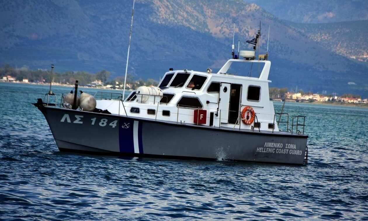Καταδίωξη σκάφους με μετανάστες ανοιχτά της Σύμης
