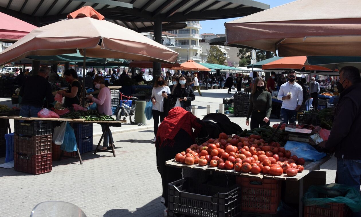 Ακρίβεια: «Φωτιά» οι τιμές σε φρούτα και λαχανικά στις λαϊκές αγορές