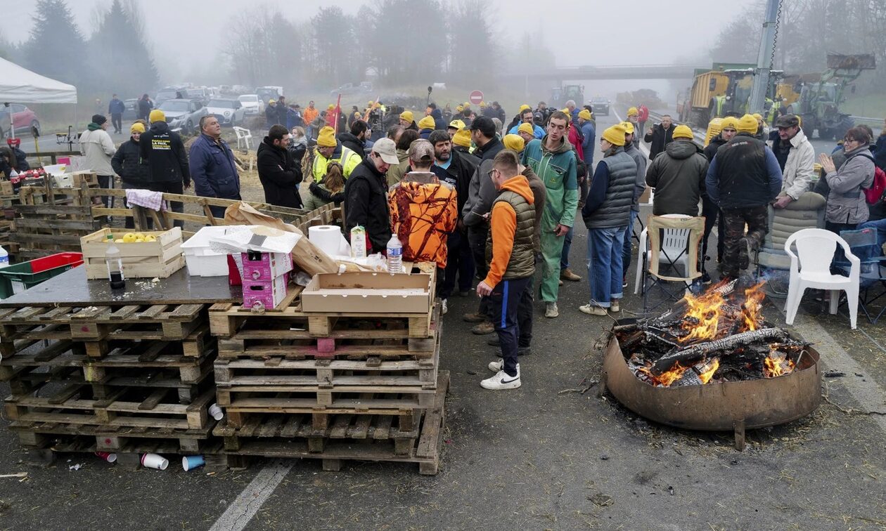 Γαλλία: Οργή των αγροτών καθώς πλησιάζουν το Παρίσι - Τεθωρακισμένα οχήματα στους δρόμους