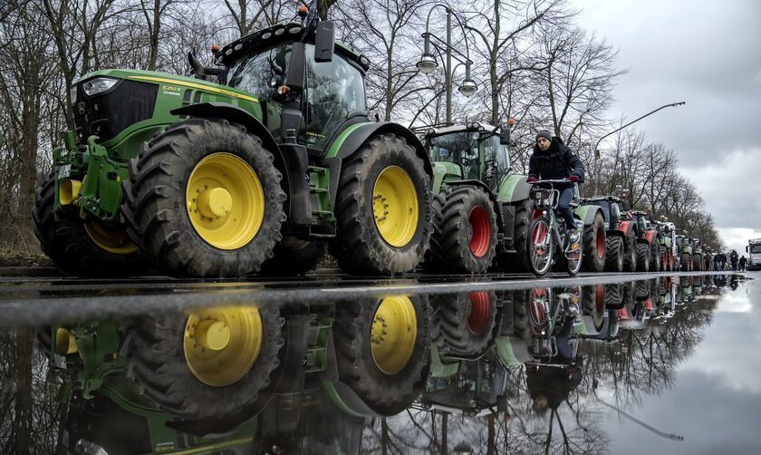 Γερμανία: Μπλοκα αγροτών στο Αμβούργο - Απέκλεισαν εισόδους του λιμανιού