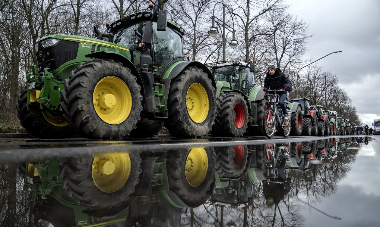 Γερμανία: Μπλοκα αγροτών στο Αμβούργο - Απέκλεισαν εισόδους του λιμανιού