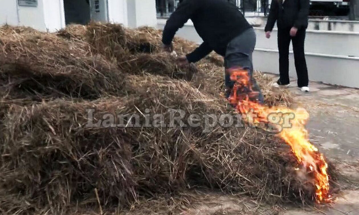Λαμία: Αγρότες έβαλαν φωτιά έξω από τα γραφεία του ΟΠΕΚΕΠΕ