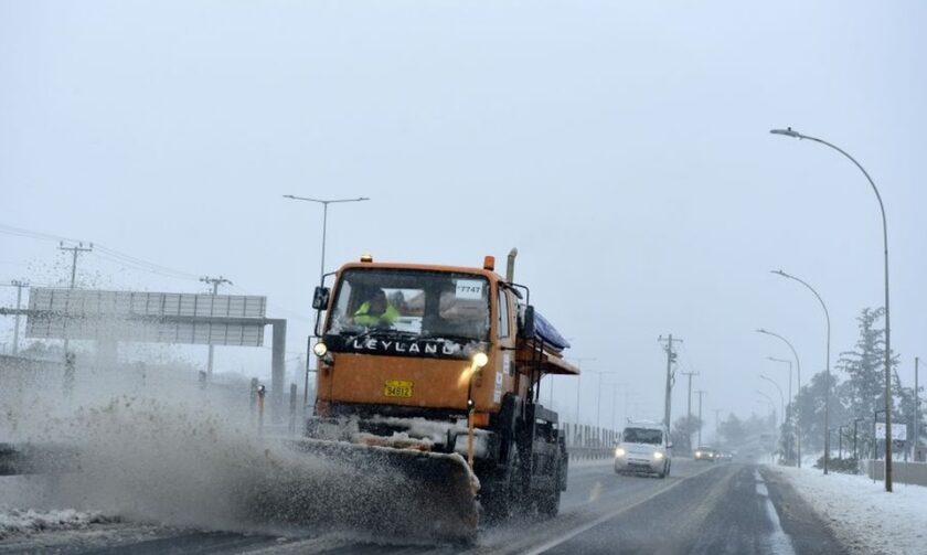 Κακοκαιρία Avgi: Διακοπή κυκλοφορίας στη λεωφόρο Διονύσου λόγω χιονόπτωσης