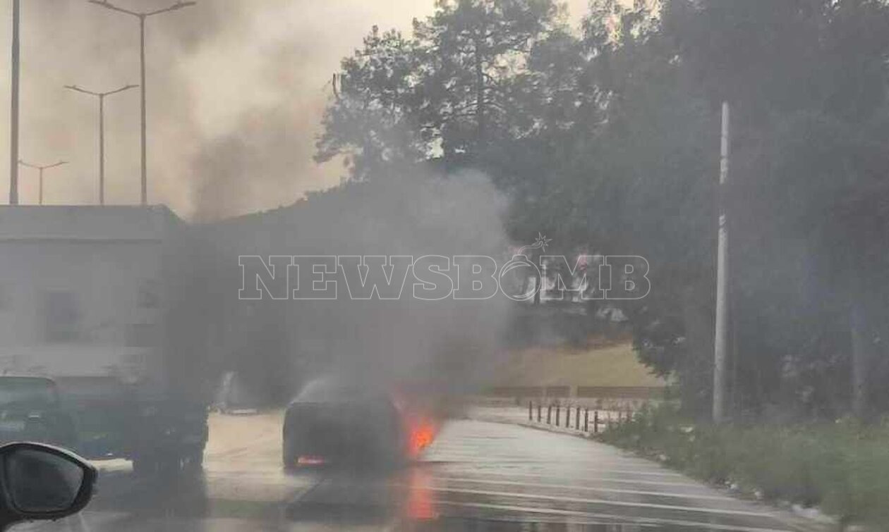 Φωτιά σε αυτοκίνητο στον Σκαραμαγκά - Κλειστή η εθνική Αθηνών - Κορίνθου, στο ρεύμα εξόδου