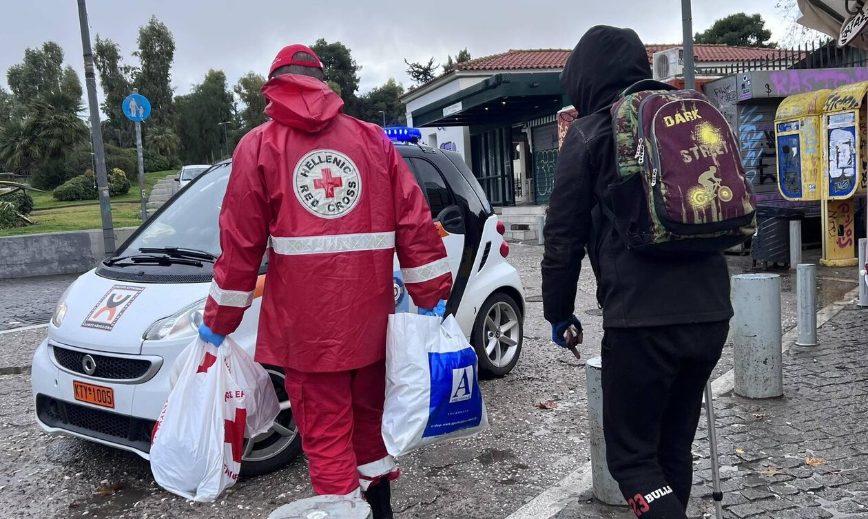 Ελληνικός Ερυθρός Σταυρός: Πραγματοποίησε έκτακτη δράση υποστήριξης αστέγων στην Αθήνα λόγω ψύχους
