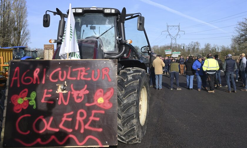 Γαλλία: Οι αγρότες «πολιορκούν» το Παρίσι – Προβλήματα στην τροφοδοσία
