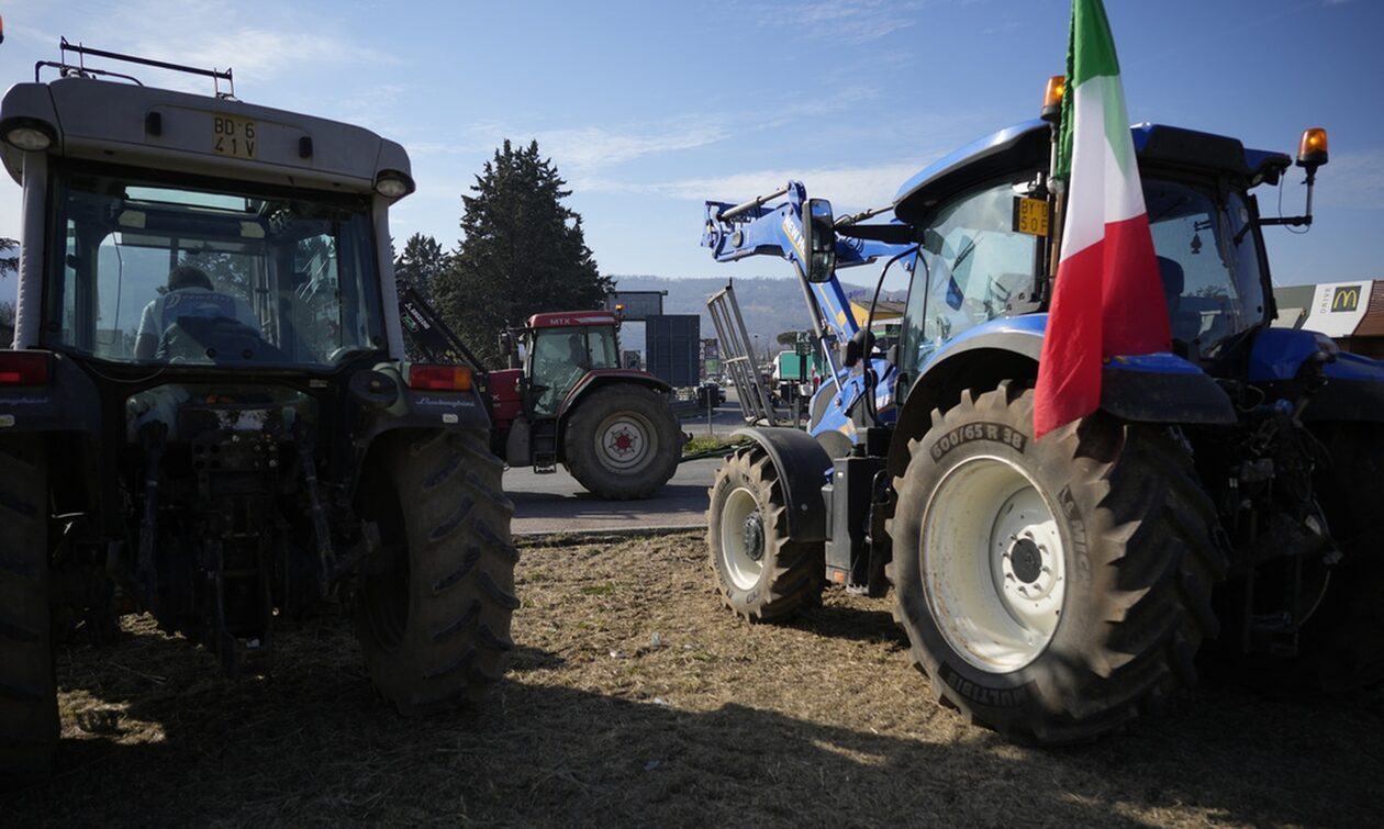 Ιταλία: Κλιμακώνουν τις κινητοποιήσεις τους οι αγρότες - Σχεδιάζουν «πορεία» προς τη Ρώμη