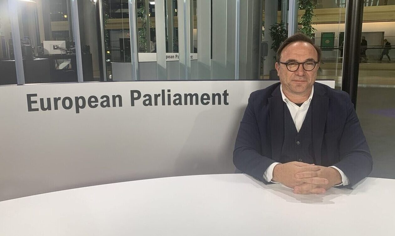 Ο Πέτρος Κόκκαλης ανακοίνωσε την προσχώρησή του στην Ομάδα των Πρασίνων στο Ευρωπαϊκό Κοινοβούλιο