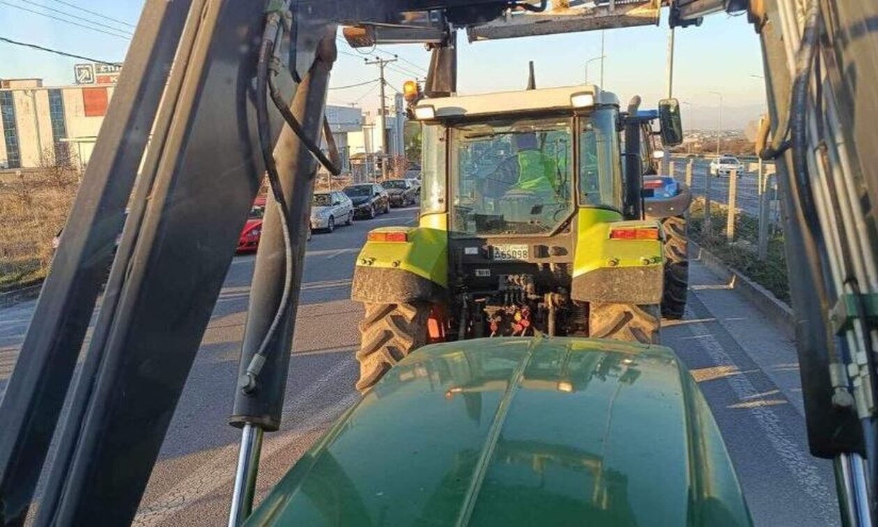 Αγρότες: Mε τρακτέρ και φέρετρα πάνε στην Agrotica - Ξεκίνησε η «επέλαση»