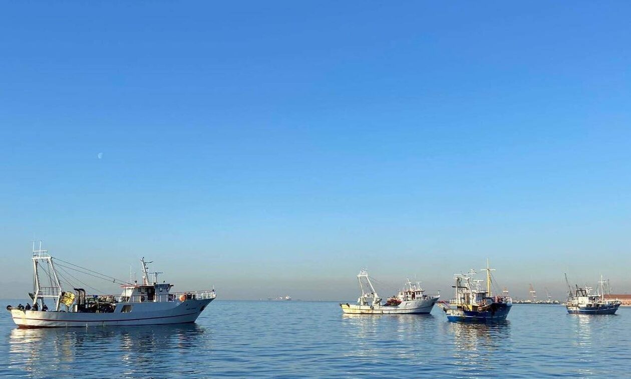 Θεσσαλονίκη: Ψαράδες με μηχανότρατες στον Θερμαϊκό στο πλευρό των αγροτών