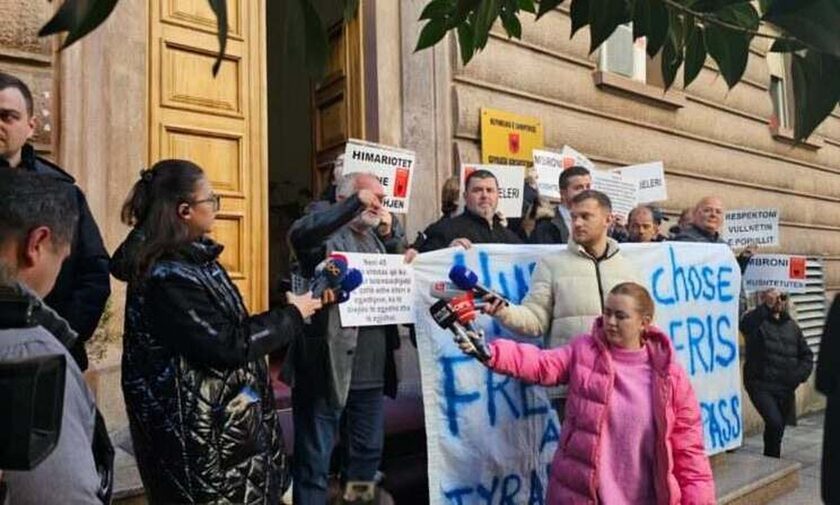 Φρέντη Μπελέρης: Διαμαρτυρία Χιμαριωτών έξω από το Συνταγματικό Δικαστήριο