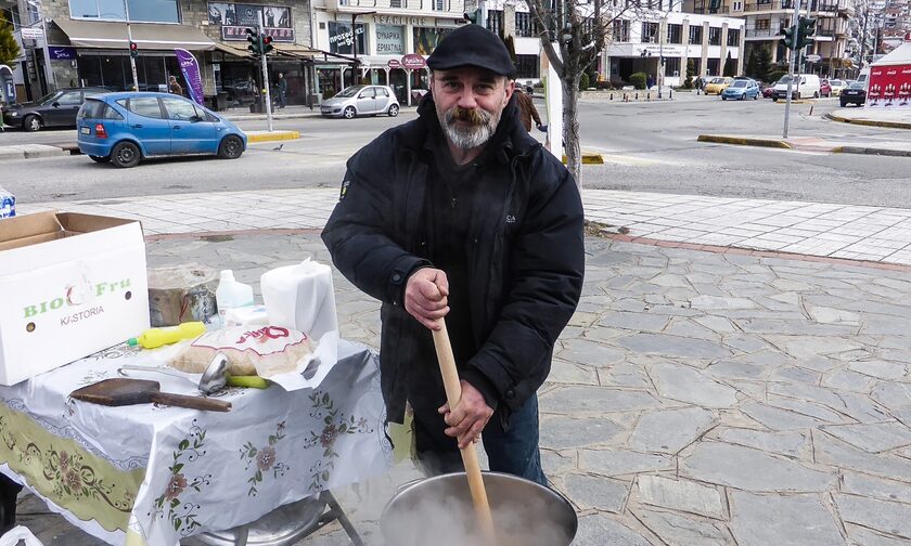 Κωνσταντίνος Πολυχρονόπουλος: «Tους πήγαμε 300 κιλά και ήθελαν να φύγουμε», λέει εθελοντής