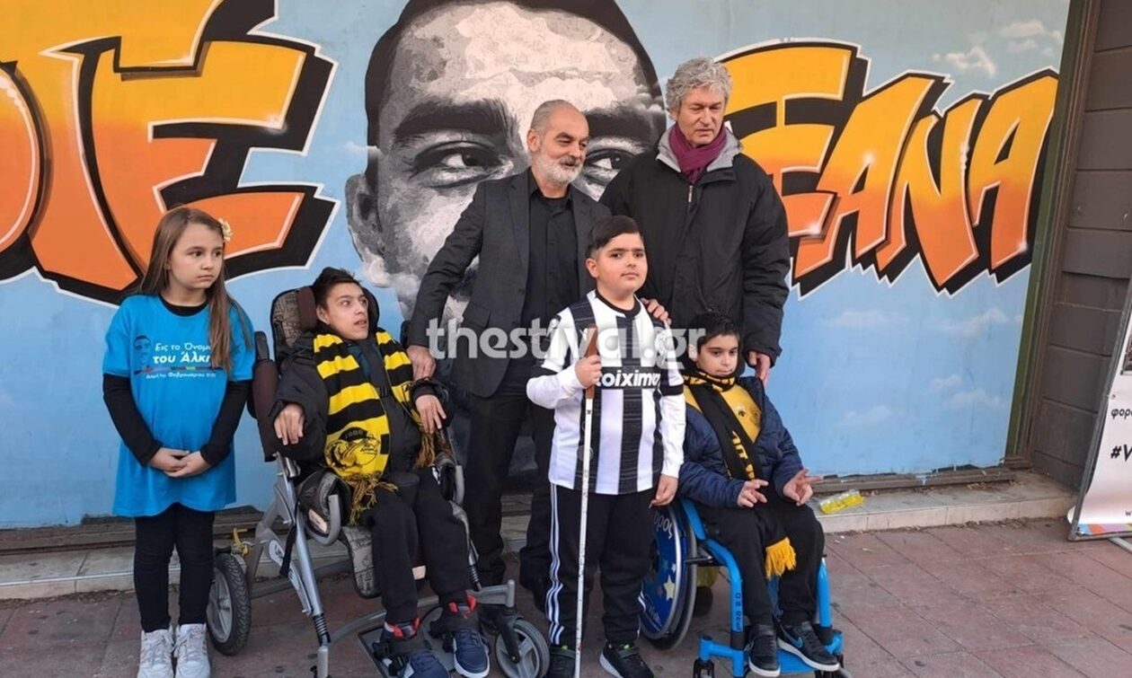 Άλκης Καμπανός: Φίλαθλοι με αναπηρία άφησαν λουλούδια στο σημείο δολοφονίας του