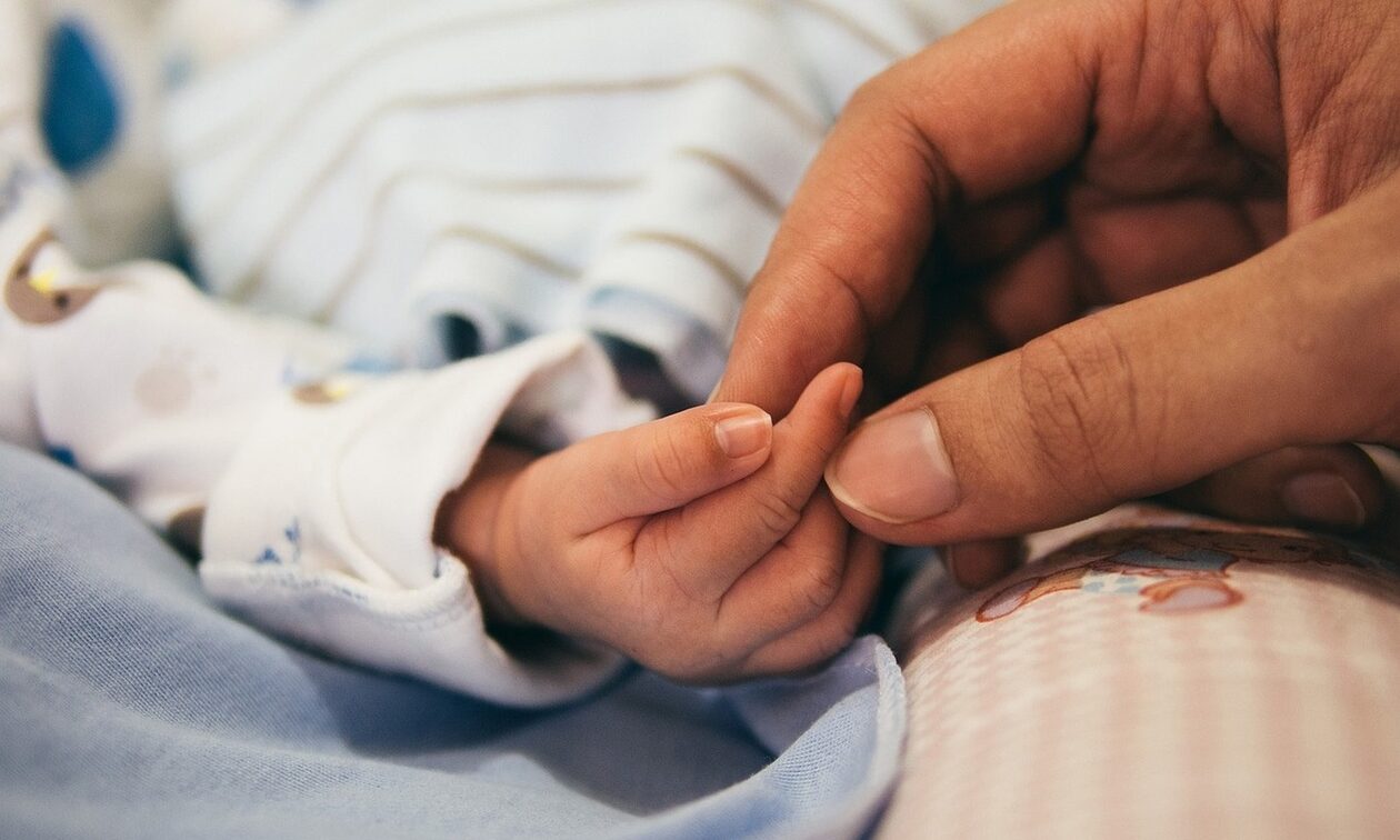 Επίδομα γέννησης: Πότε πληρώνονται οι δικαιούχοι - Πώς κλιμακώνεται η αύξηση ανάλογα τα παιδιά