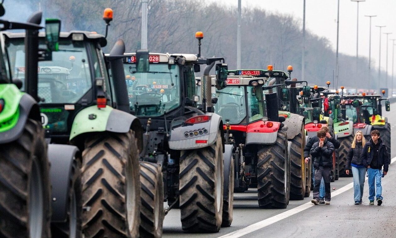 Στα «κάγκελα» παραμένουν οι αγρότες σε πολλές χώρες της Ευρώπης